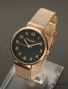 Zegarek damski różowe złoto Bruno Calvani BC9454 ROSE GOLD. Tarcza zegarka okrągła w kolorze czarnym z wyraźnymi indeksami koloru różowego złota, wskazówki w kolorze różówego złota. Dodatkowym atutem zegarka jest wyraźne log (4).jpg